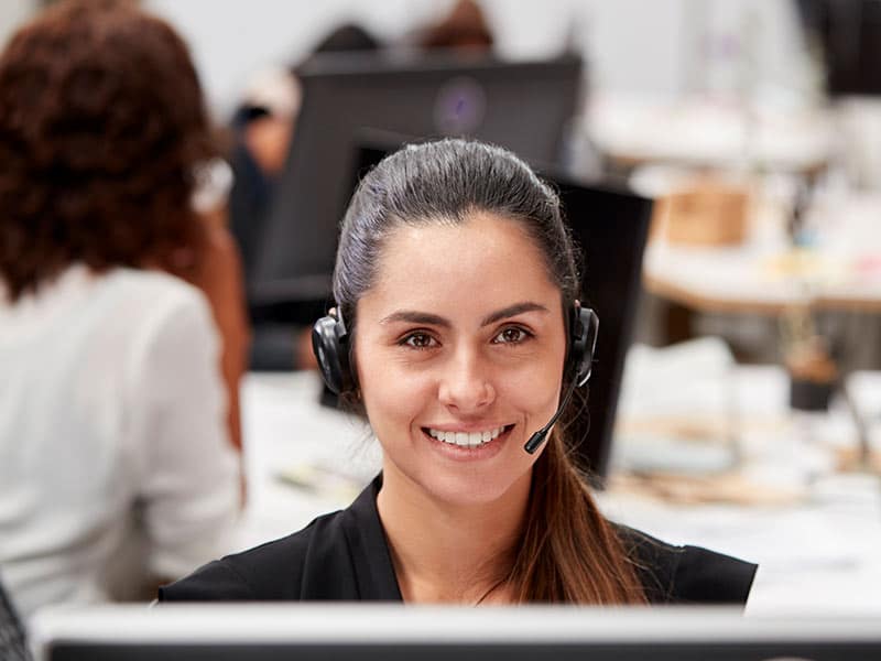 mujer hablando desde la centralita virtual de meetip